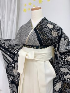黒の総絞り振袖に白の袴とシルバーの重ね衿を合わせたモノトーンな卒業式袴のコーデ