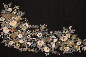 白い蓮の花が描かれたやや個性的な綺麗めの黒留袖