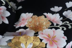 流水と金駒刺繍で桜が描かれた華やかながら上品なデザインの黒留袖