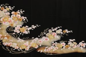 流水と金駒刺繍で桜が描かれた華やかながら上品なデザインの黒留袖