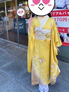 黄色に桜柄の振袖を着た二十歳の女の子
