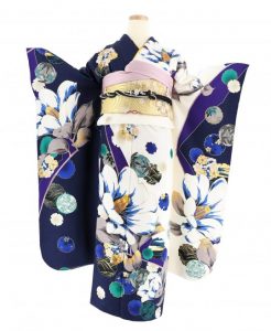 大輪の椿が魅せる、モダン古典振袖