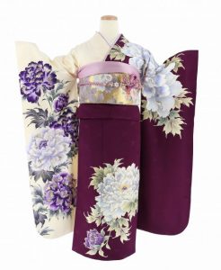 紫とアイボリーの二つの雰囲気、大胆な牡丹が華やぐ振袖