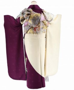 後ろ姿は柄がほとんどなくすっきり振袖