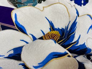 大輪の椿が魅せる、モダン古典振袖ラメの入った糸で刺しゅう