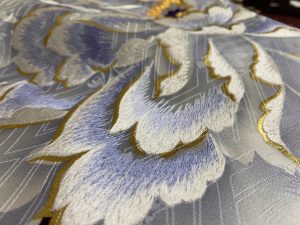 写実的に描かれた大きな牡丹