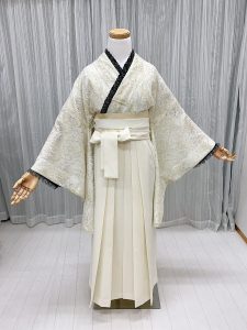ホワイトゴールドレースの着物で卒業式袴ゴシックコーデ