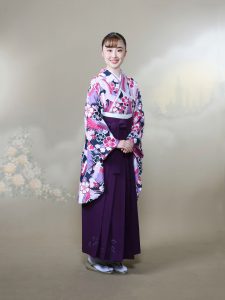 カネマタ衣裳店のネットレンタルで記念撮影用に袴を借りたお嬢様