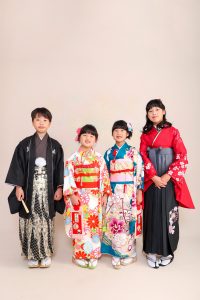 お色をそろえた三人仲良しコーデ姉妹従妹コーデ