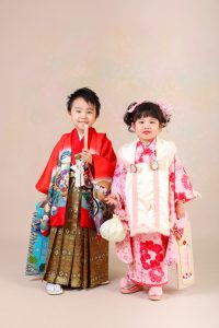 七五三兄妹で赤×ピンク同系色コーデ