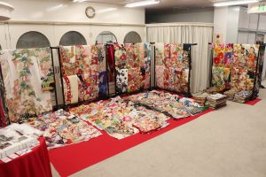 愛知県半田市にあるカネマタ衣裳店の店内。振袖約600着がずらりと並ぶ