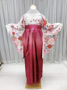 白ピンク卒業式袴コーデ