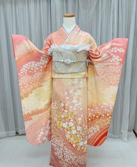 参列振袖[おぼろ染め絞り]サーモンピンク橙ぼかし・小花、金駒刺繍[身長177cmまで]No.903