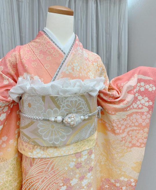 参列振袖[おぼろ染め絞り]サーモンピンク橙ぼかし・小花、金駒刺繍[身長177cmまで]No.903