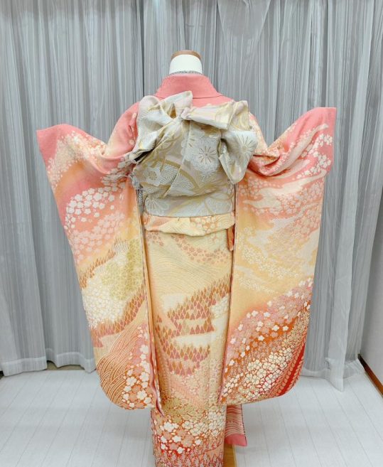 参列振袖[おぼろ染め絞り]サーモンピンク橙ぼかし・小花、金駒刺繍[身長177cmまで]No.903