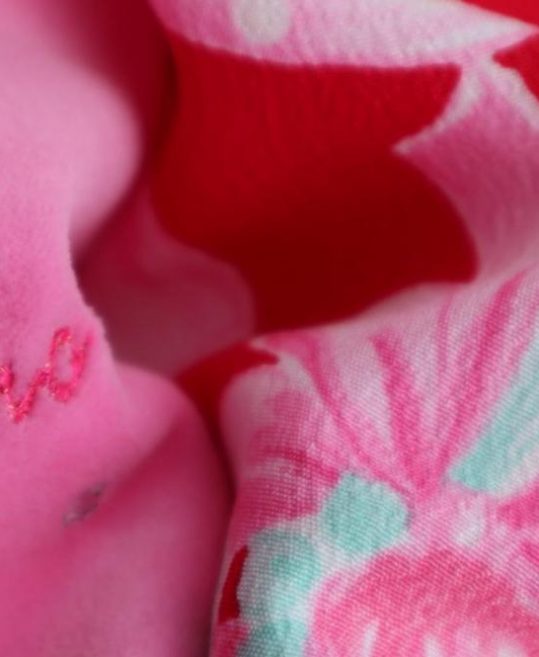 七五三 3歳女の子用被布[メゾピアノ]濃いピンクにリボン(着物)赤に花束とチェリーNo.60V