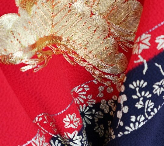 結婚式の大振袖・引き振袖・花嫁用振袖|赤地に松と鶴刺繍 No.125
