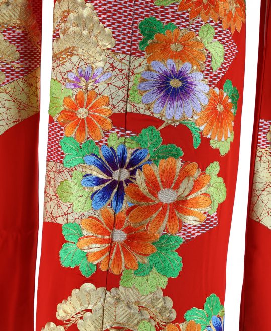 結婚式の大振袖・引き振袖・花嫁用振袖|朱赤地に扇と菊、松の刺繍 No.135
