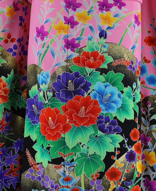 結婚式の大振袖・引き振袖・花嫁用振袖|ピンク×黒地に南国風の花柄 No 
