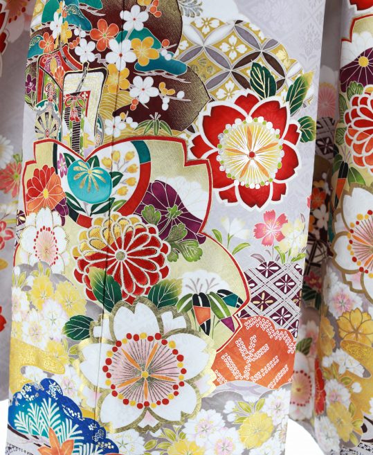 成人式振袖[王道古典柄]薄グレーに御所車、紅白の桜、花々[身長164cm 