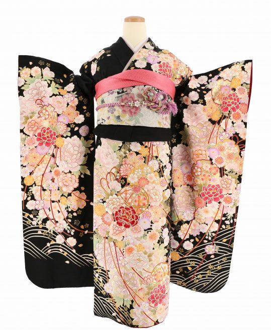 成人式振袖[2Lサイズ・かわいい]黒に淡色の花々、毬、組み紐、波[身長 