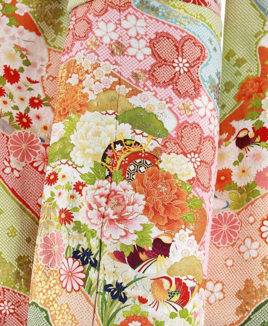 APKC特選三越 振袖 駒刺繍 成人式 雲取り地紙花文｜着物・浴衣