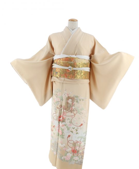色留袖No.30 【6・9月用 単衣】淡いオレンジ地に貝桶、花々 | 5紋 
