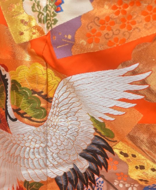 結婚式の色打掛・花嫁用着物|濃いオレンジ地に花と鶴の刺繍 No.153