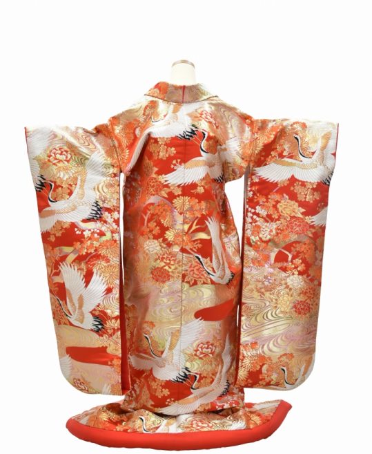 花嫁さんの打掛 朱赤地にレインボーに刺繍鶴 25239＃ - 女性和服、着物