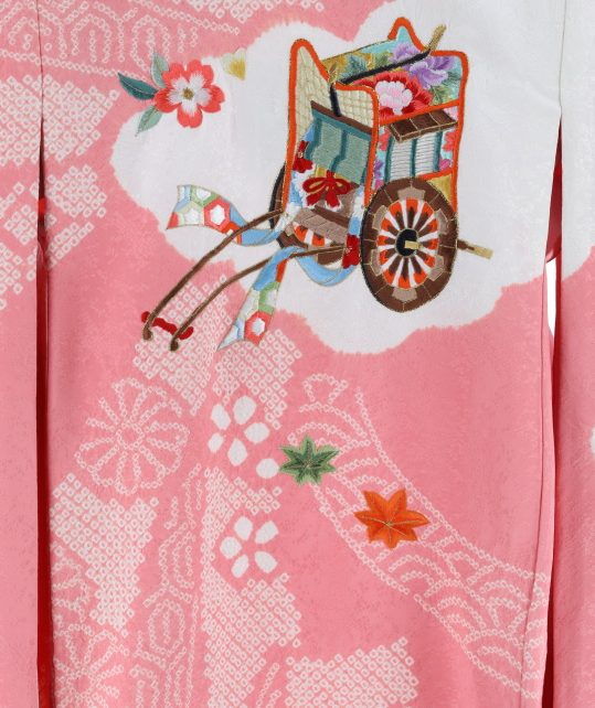 お宮参りの女の子用初着・産着 [絞りピンク地に花と御所車の刺繍
