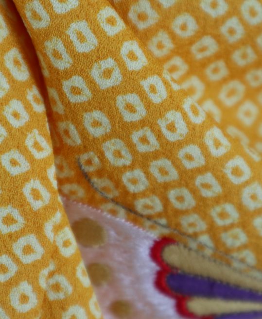 七五三 7歳 女の子用 四つ身[シンプル古典]山吹色の総絞り風地に蝶と 