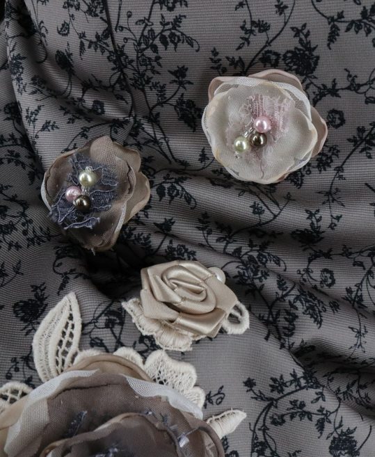 黒とグレーの花飾り 恥ずかしい