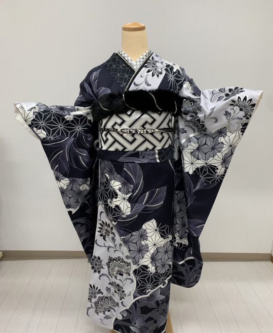 成人式振袖[ROLA]黒×グレー・シルバーの唐花、麻の葉文様[身長159cmまで]No.993