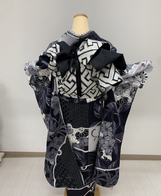 成人式振袖[ROLA]黒×グレー・シルバーの唐花、麻の葉文様[身長159cmまで]No.993