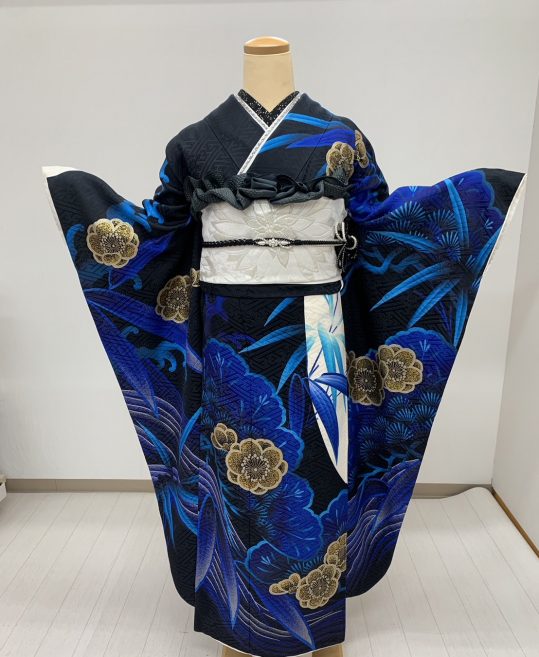 成人式振袖[横田真悠]黒に背面白・青の松竹波、金の梅[身長162cmまで]No.937
