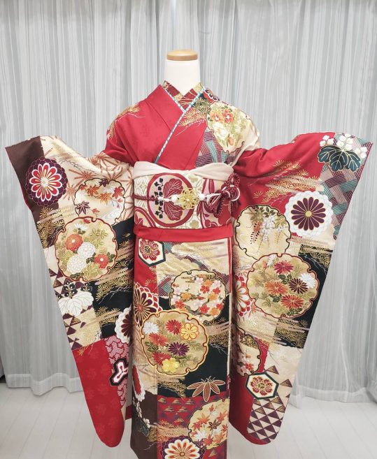 成人式振袖[2Lサイズ・ひいな]赤にベージュ黒の市松・雪輪と丸菊[身長171cmまで]No.1011