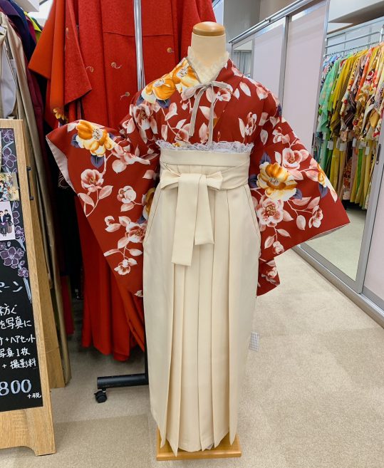 卒業式袴レンタル[レトロモダン]明るいエンジに白と山吹の椿No.813