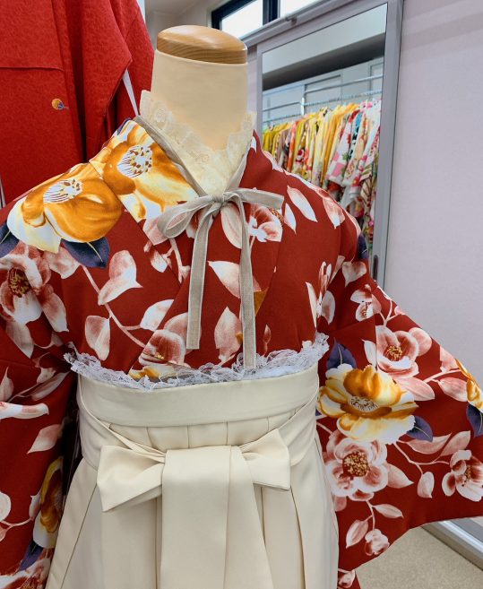 卒業式袴レンタル[レトロモダン]明るいエンジに白と山吹の椿No.813