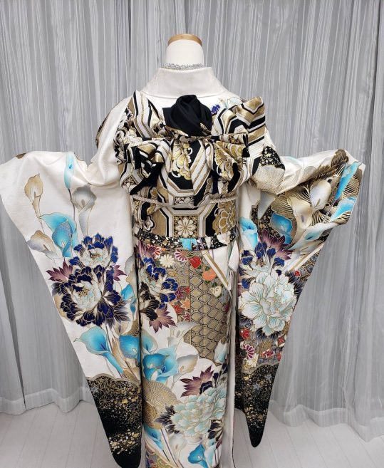 成人式振袖[ゴージャス]白に裾黒の雲取り、水色と青の牡丹と水芭蕉[身長163cmまで]No.996