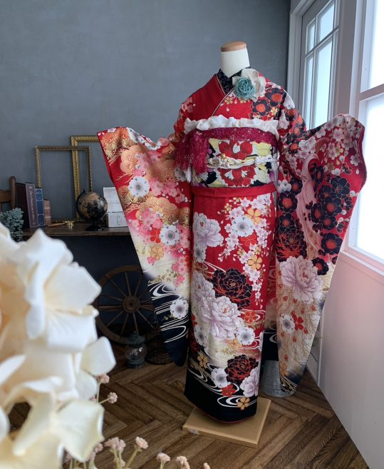 成人式振袖[南明奈]明るい赤に裾黒・牡丹、梅、桜、松、孔雀[身長173cmまで]No.811