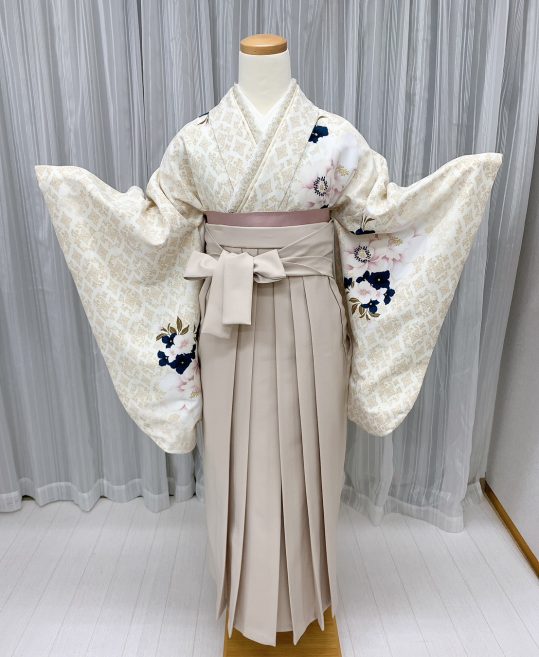 卒業式袴レンタル[くすみカラー]クリームにベージュのアラベスク模様・藤色の花柄No.809