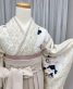 卒業式袴レンタル[くすみカラー]クリームにベージュのアラベスク模様・藤色の花柄No.809