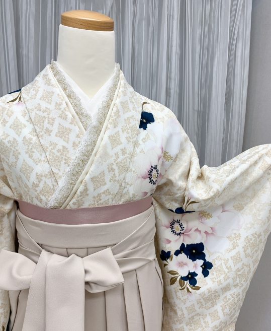 卒業式袴レンタル[くすみカラー]クリームにベージュのアラベスク模様・藤色の花柄No.809