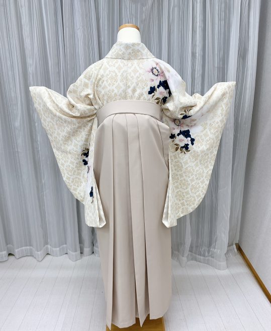 卒業式袴レンタル[くすみカラー]クリームにベージュのアラベスク模様・藤色の花柄No.809