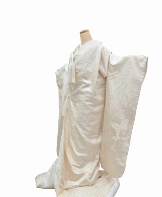 結婚式の白無垢・花嫁用着物|生成り地に蝶と花々 [かわいい] No.312