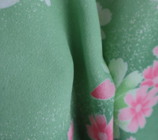 卒業式袴レンタルno 549 ガーリー 黄緑 緑グラデ ピンクコスモス 着物レンタルのkanemata カネマタ